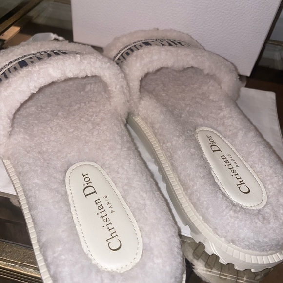 Christian Dior Dway White Shearling Fur Logo Chunky Slide Flat Sandal - Picture 3 of 11